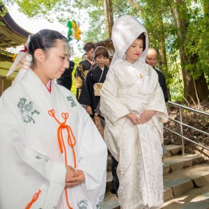 境内を進む花嫁行列(参進)