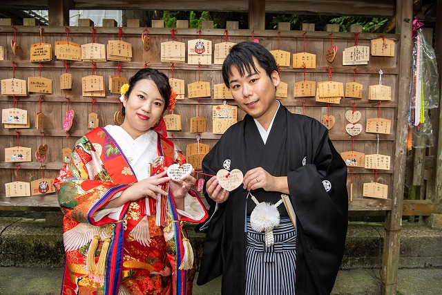 大阪府東大阪市 枚岡神社 白無垢＋綿帽子 色打掛(八重重ね) | 神前式